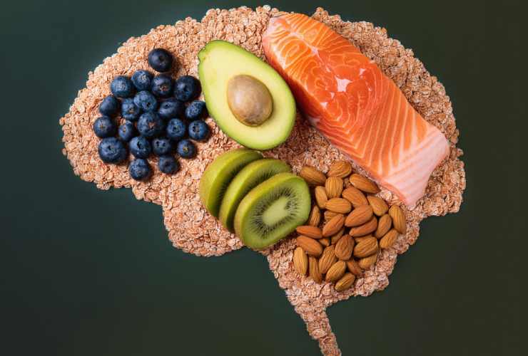 salmone, mirtilli, avocado, kiwi e mandorle