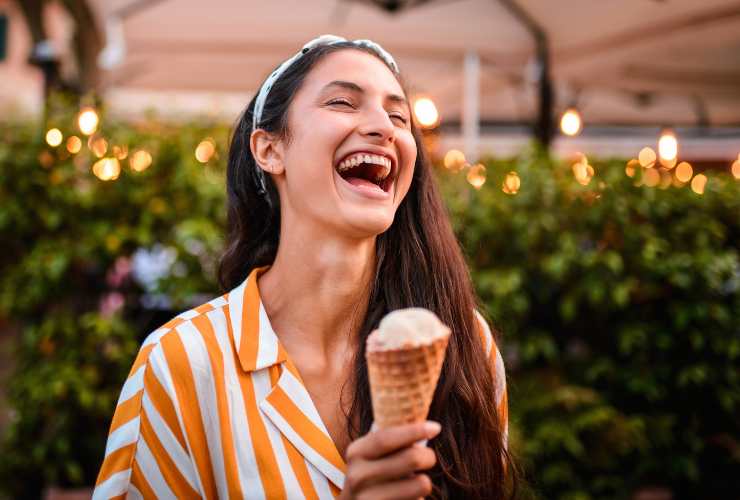 ragazza con cono di gelato in mano