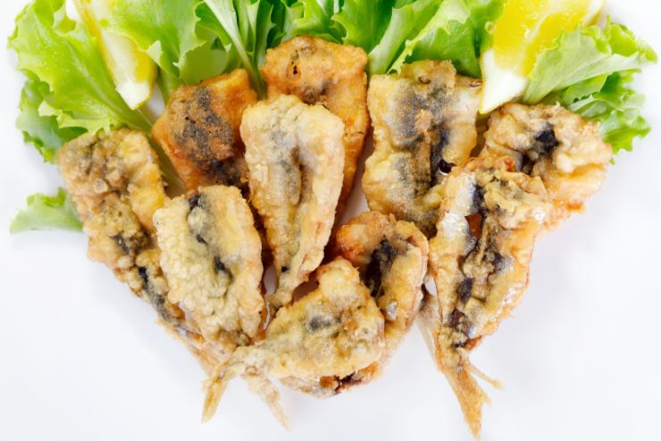 Alici impanate e fritte con insalata e limone