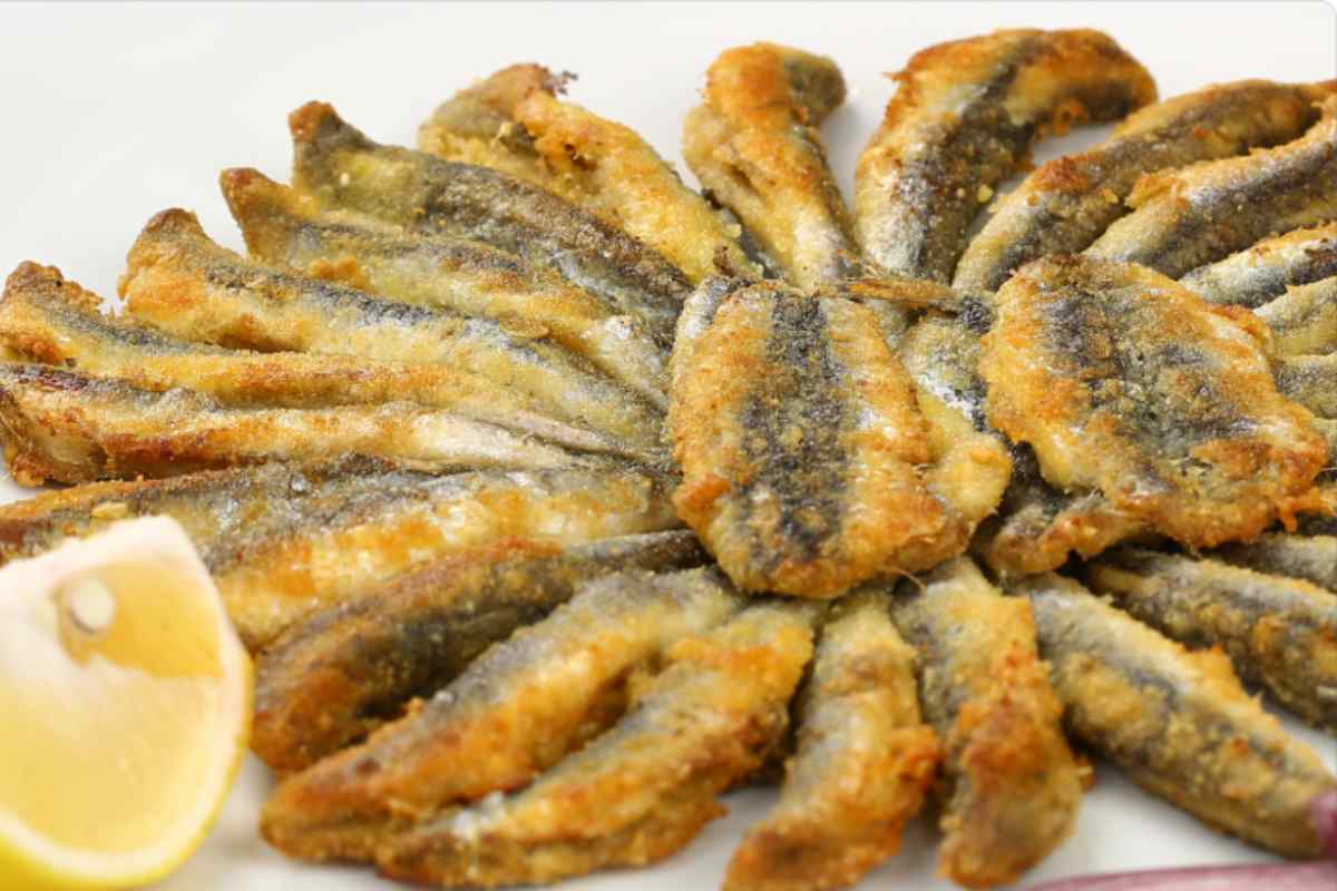 Alici fritte con limone in un piatto
