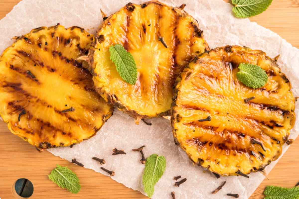 fette di ananas alla piastra con menta