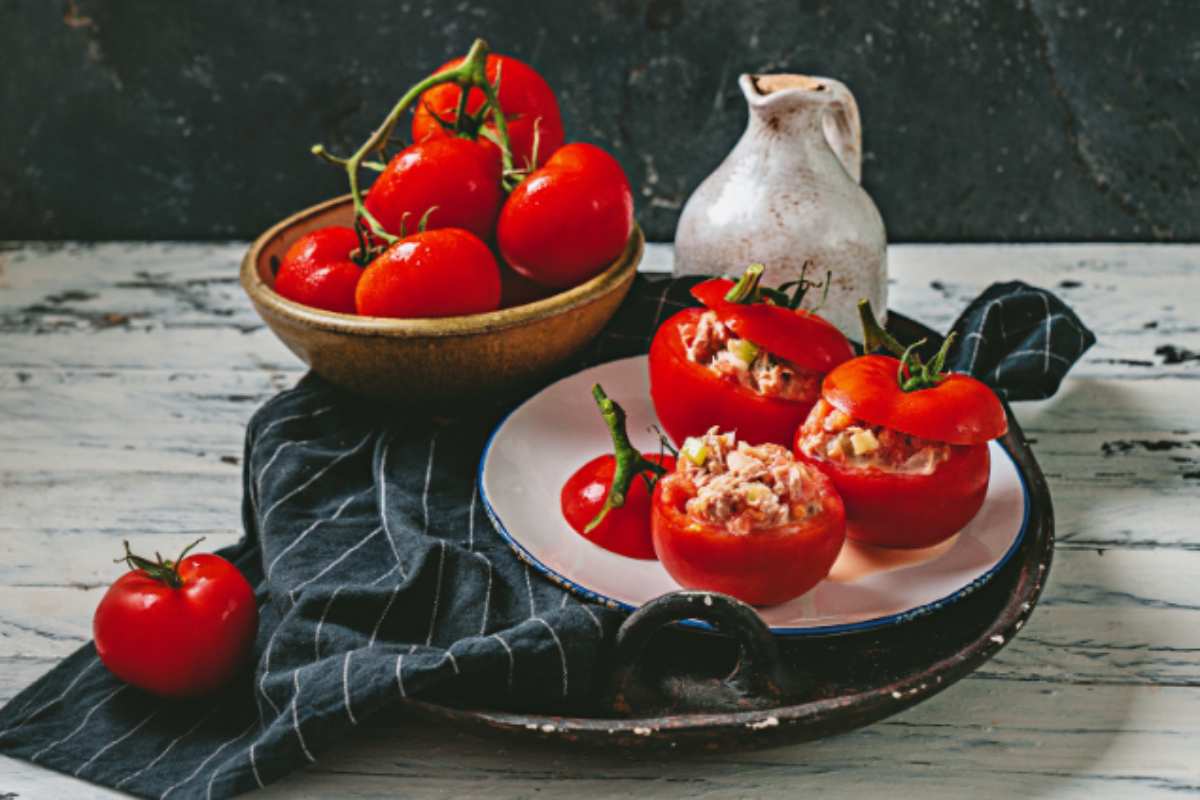 Pomodori ripieni in un piatto bianco