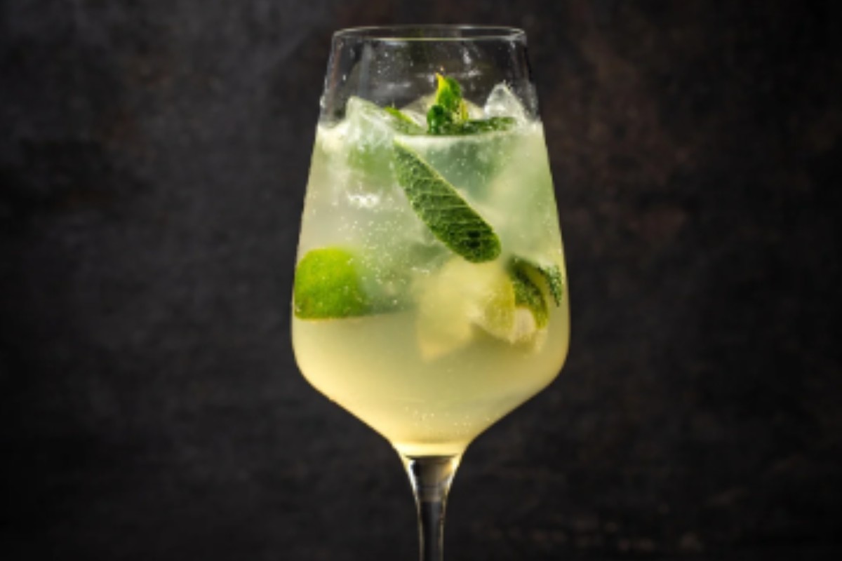 Calice con spumante menta e limone