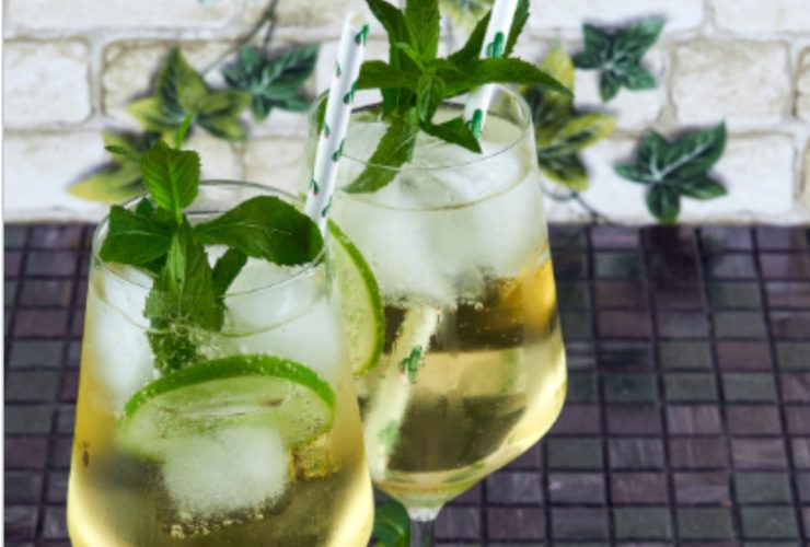 Calici con bevanda a base di prosecco limone e menta