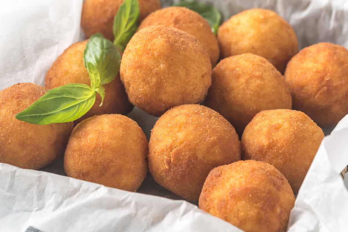 Arancini appena cucinati su una teglia