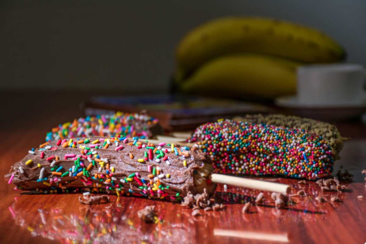 Banane al cioccolato con codette colorate