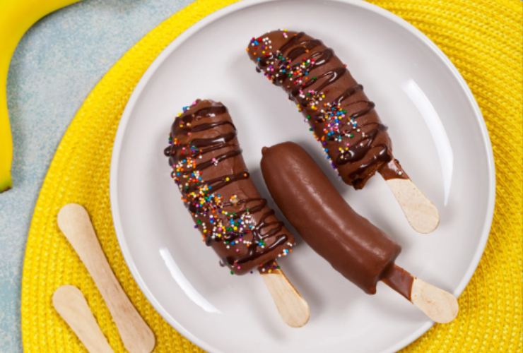 Banane al cioccolato in un piatto