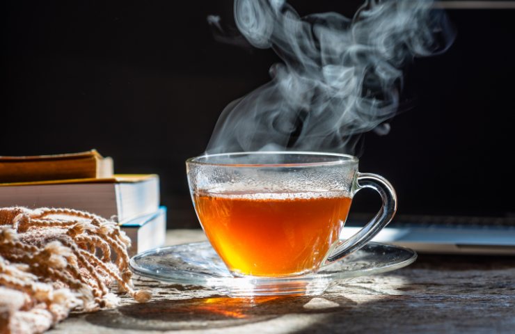 Una tazza di tè caldo