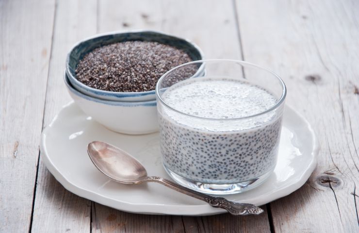 Dei semi di chia ed uno yogurt