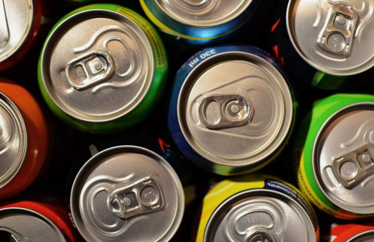 Delle lattine contenenti bibite industriali