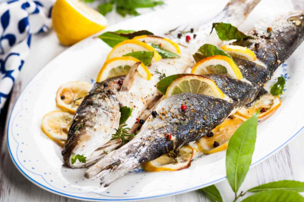 Branzino al forno con limone ed erbe aromatiche