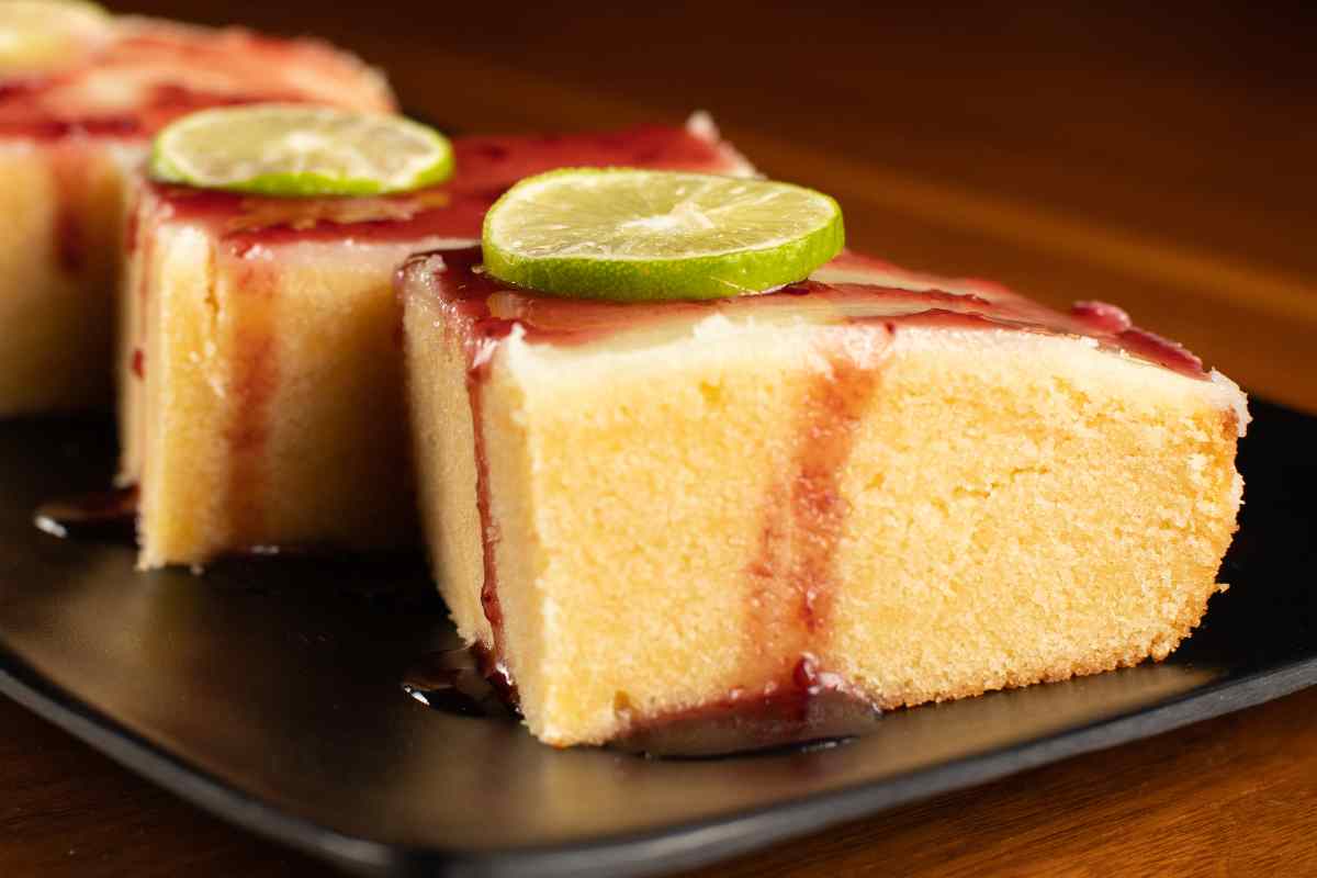 brownie al limone su un vassoio visti da vicino