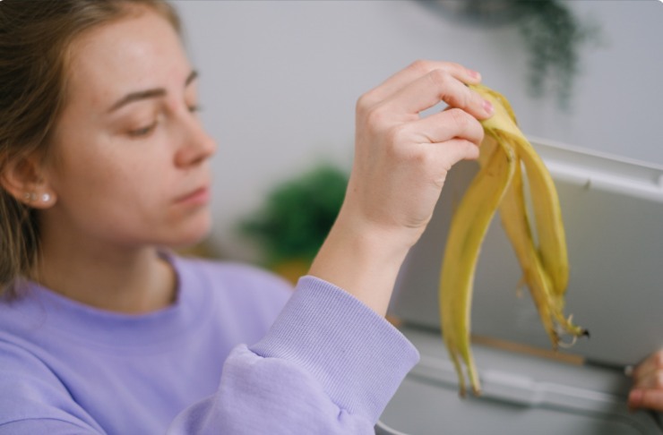 Donna con buccia di banana