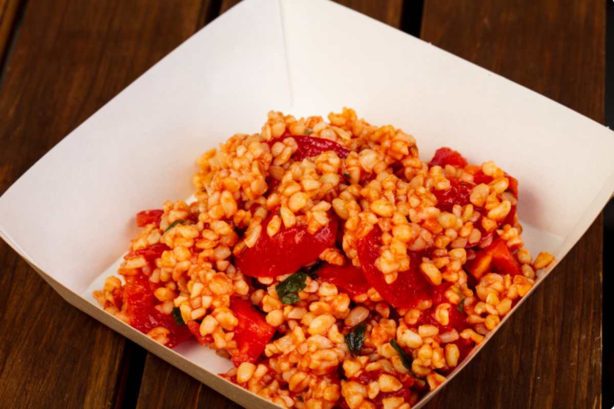Bulgur al pomodoro in un piatto bianco