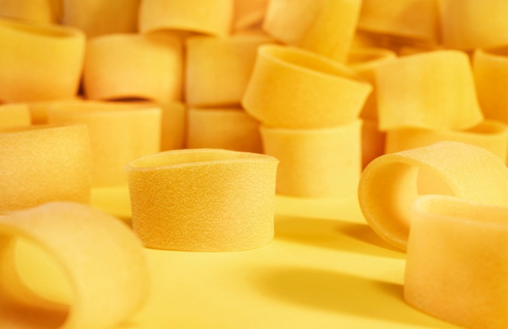 Della pasta calamarata da cucinare