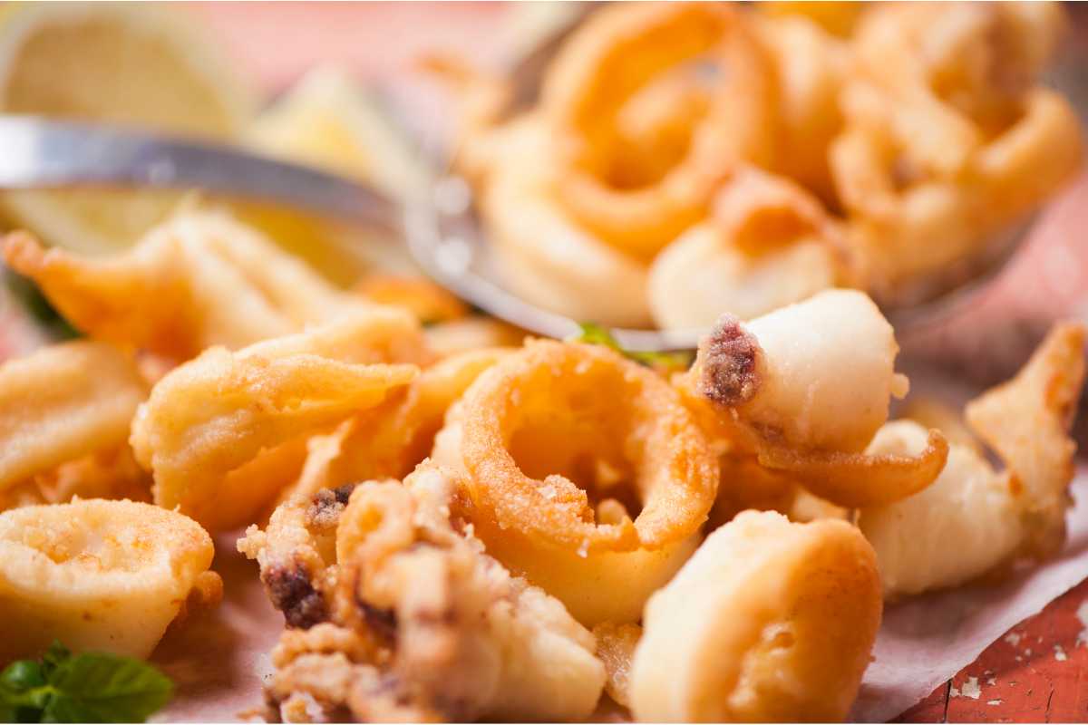 Dei calamari fritti senza olio in primo piano