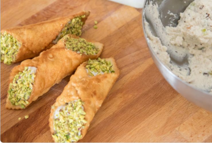 Cannoli siciliani con ricotta e granella di pistacchi