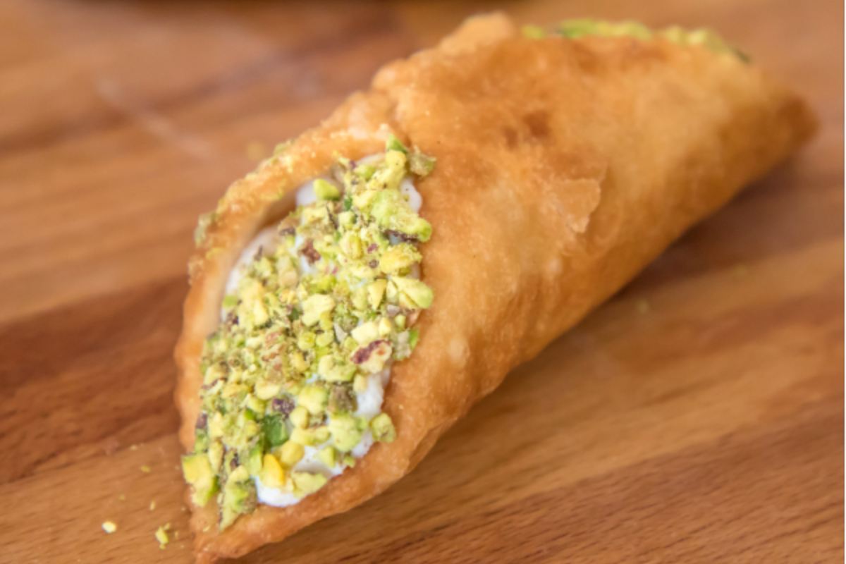 Cannolo siciliano con granella di pistacchio