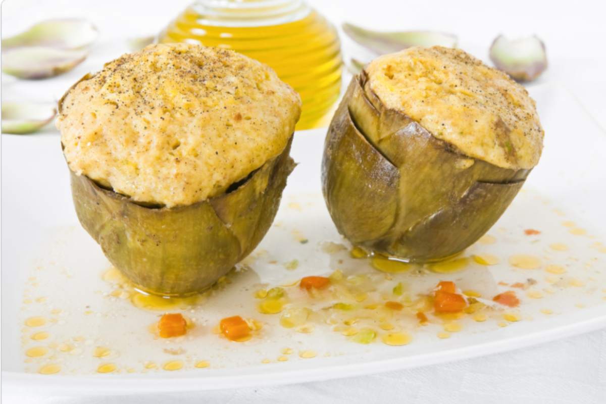 Carciofi ripieni in un piatto bianco