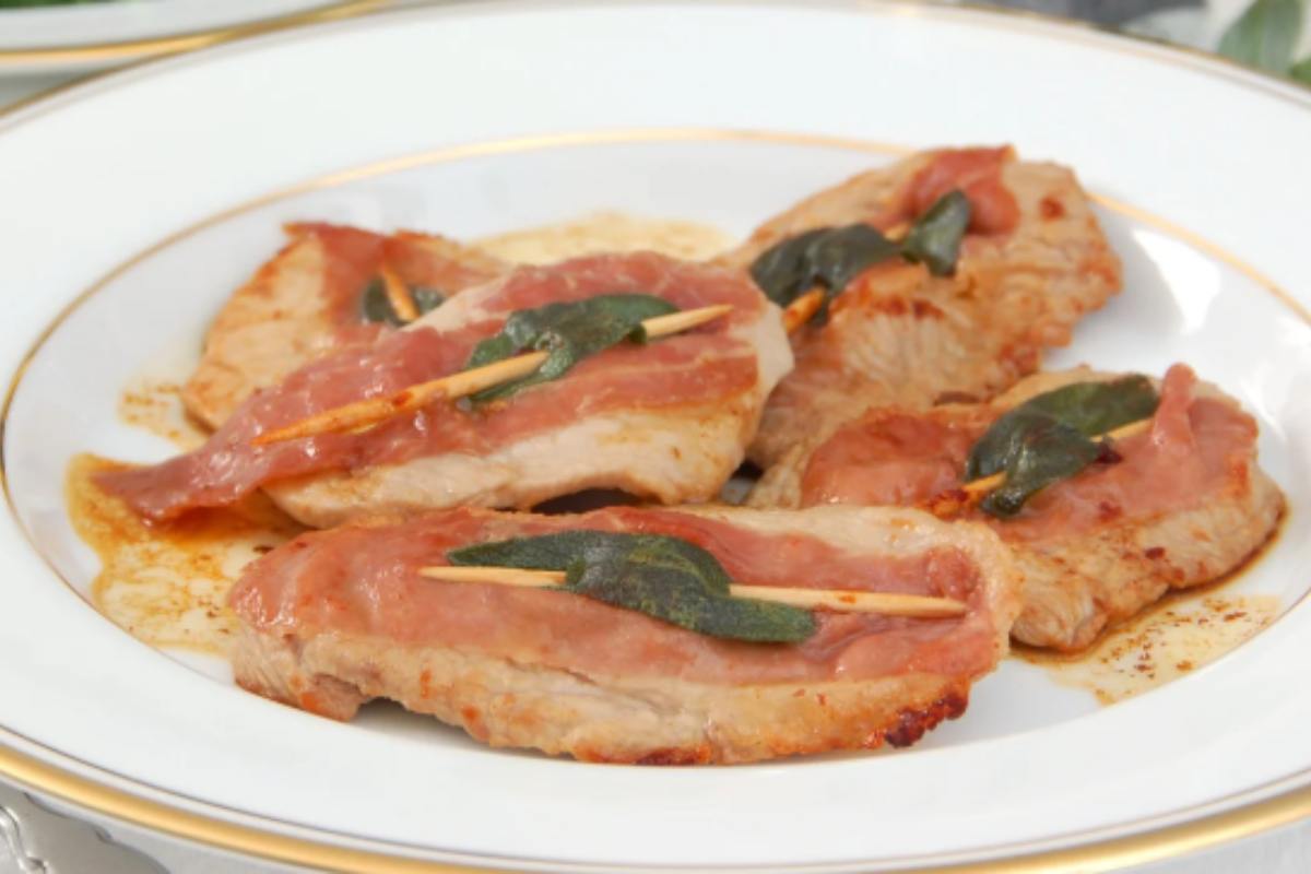 Saltimbocca alla romana in un piatto bianco