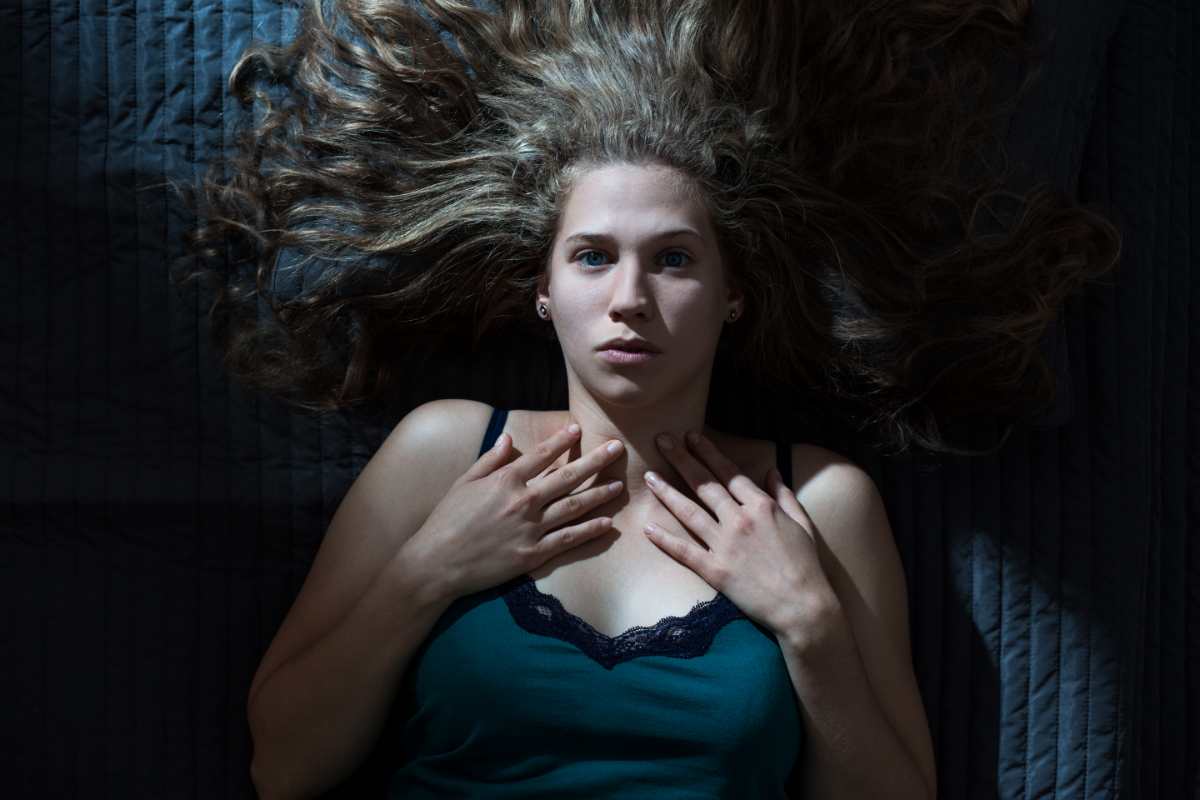 Una donna svegliata dagli incubi notturni a letto