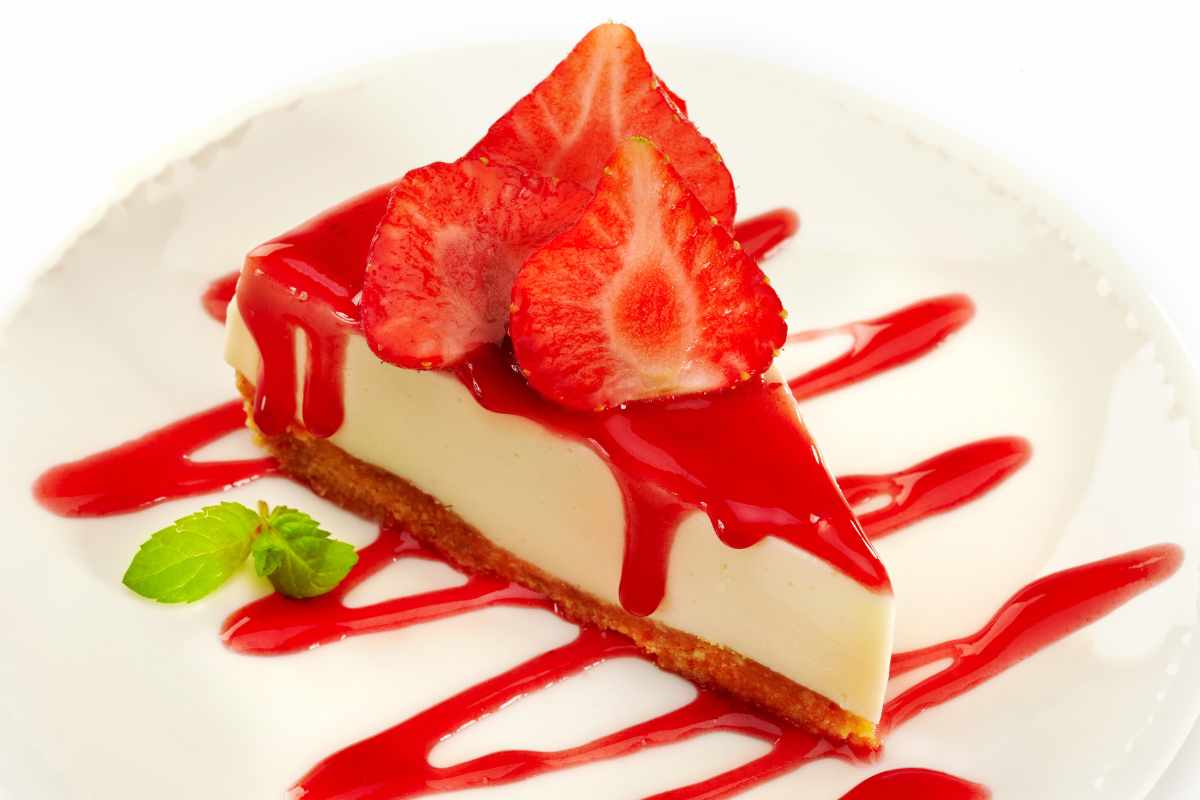 Fetta di cheesecake ai frutti rossi in un piatto