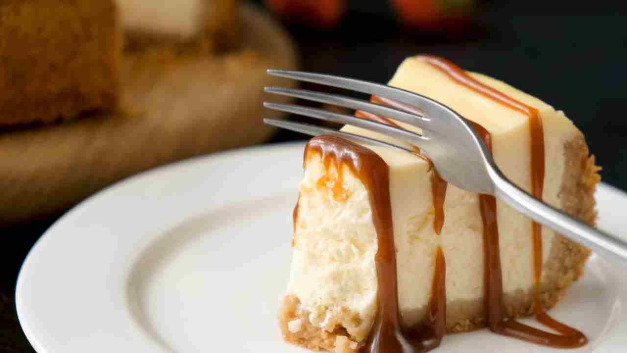Se ne tagli una fetta, poi non ti fermi più: questa cheesecake è speciale e coloratissima, con il caramello salato diventa una bomba