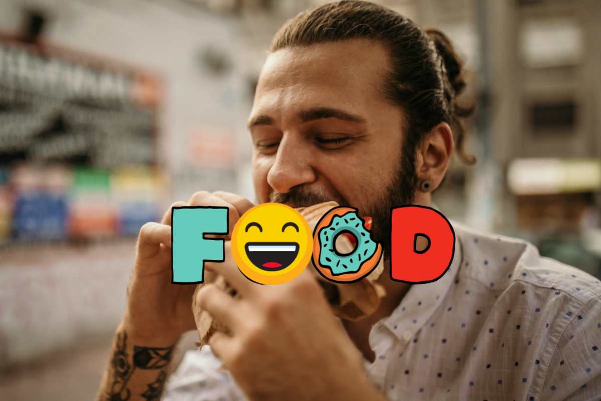 Un uomo che mangia felice