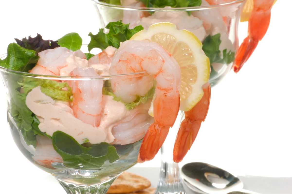 Due cocktail di gamberetti appena serviti