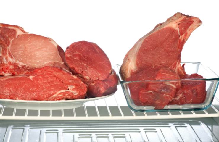 Della carne riposta in un frigorifero