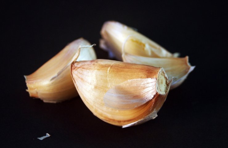 Diversi spicchi di aglio