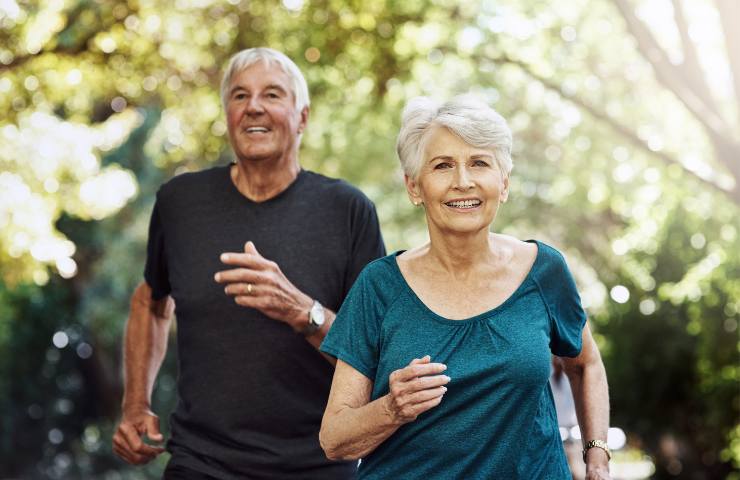 Due persone anziane che fanno esercizio fisico