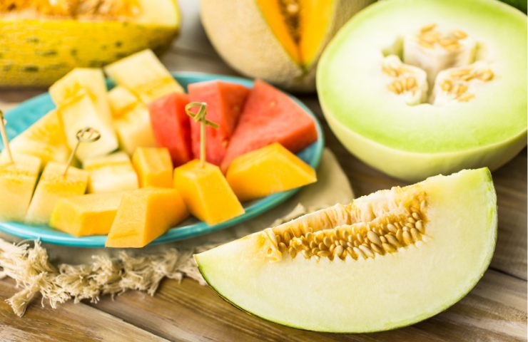 Melone e cocomero affettati in tavola