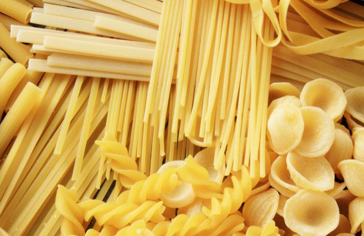 Diversi tipi di pasta cruda