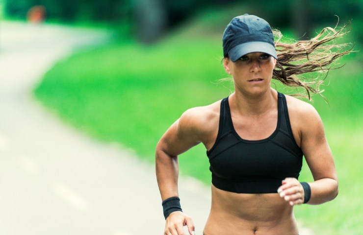 Una donna che fa jogging con intensità