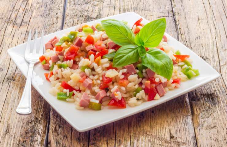 Un piatto di insalata di riso