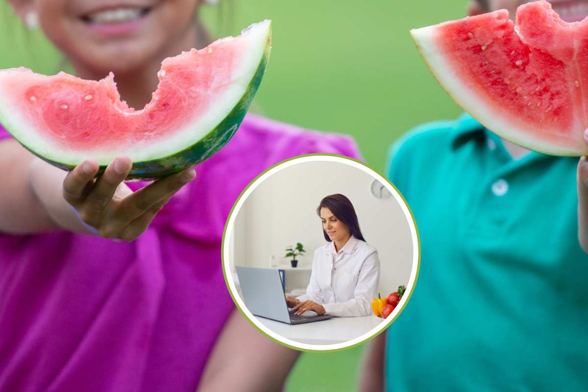 Dei bambini che mangiano dell'anguria