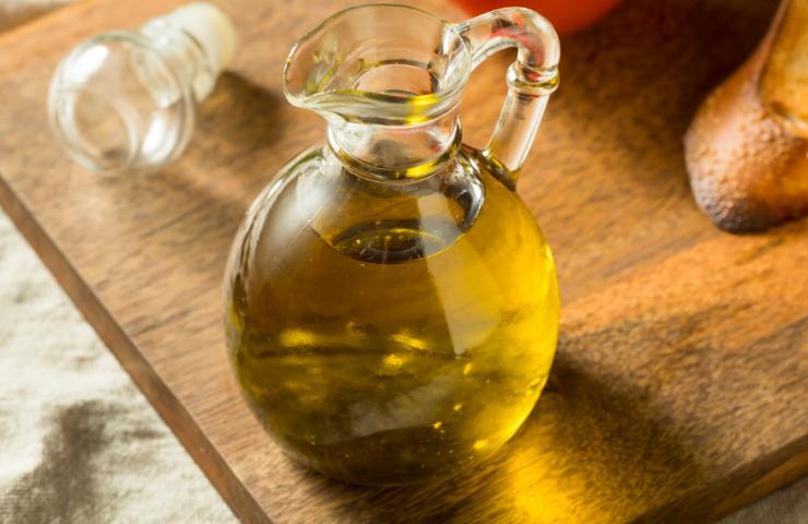 Una caraffa di olio extravergine d'oliva