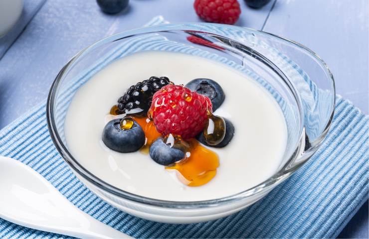 Uno yogurt bianco con frutti di bosco