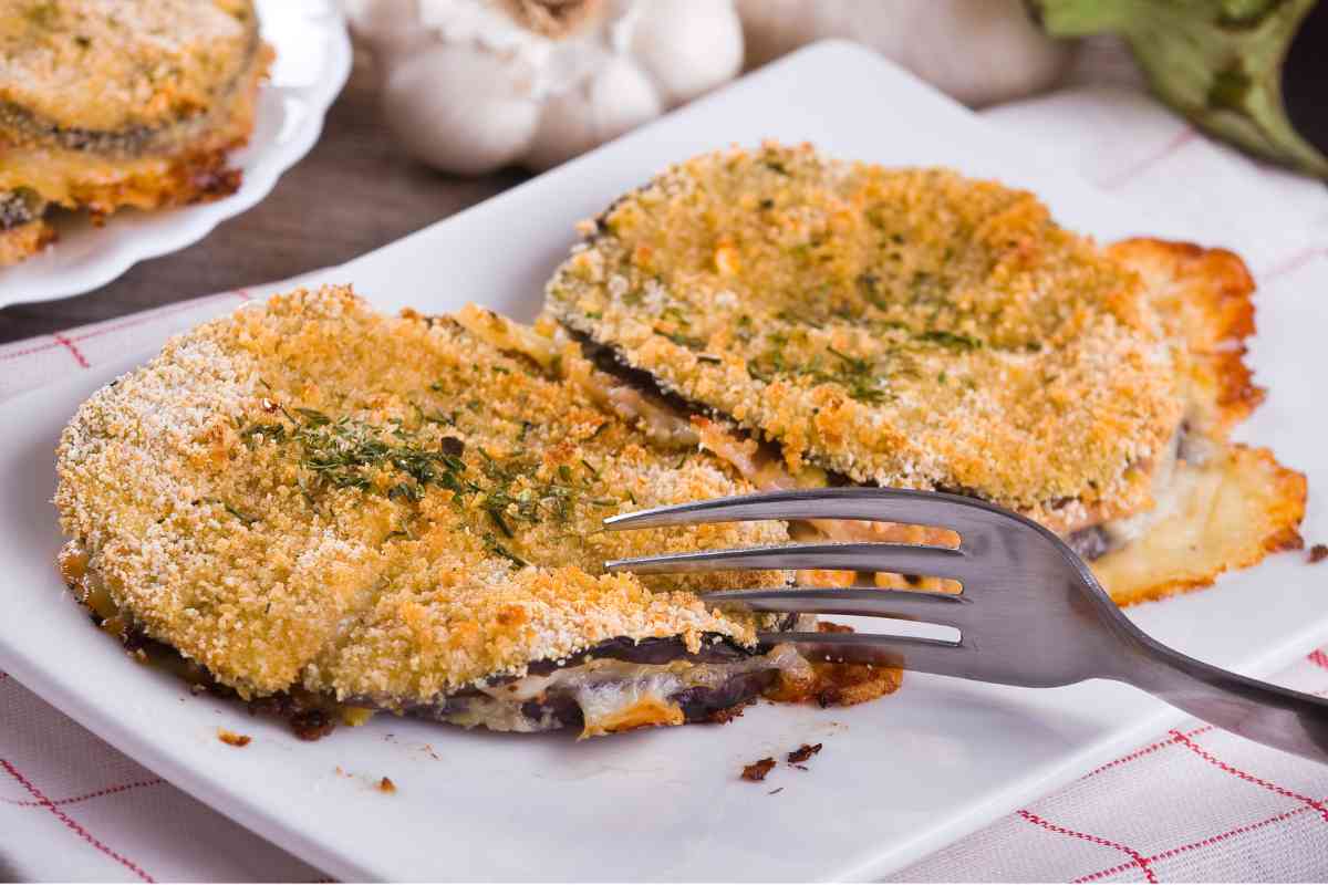 Delle cotolette di melanzane e zucchine