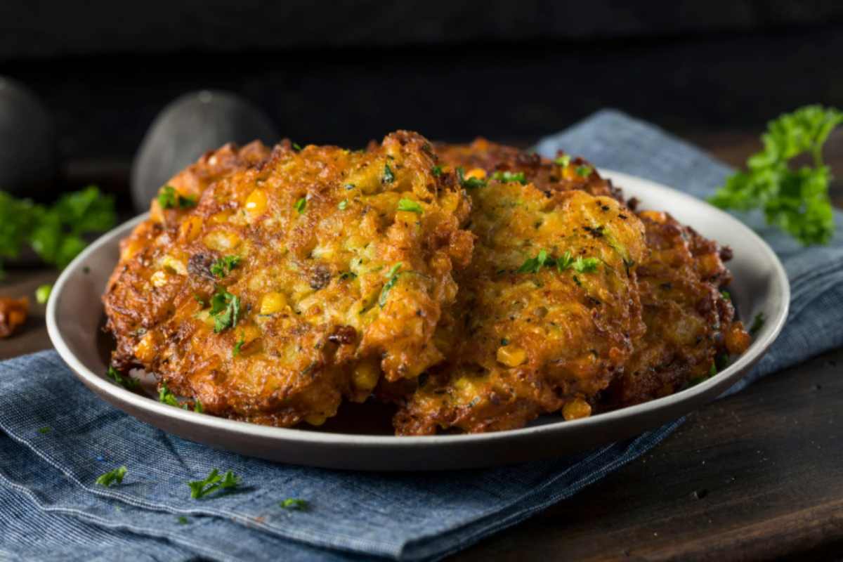 Frittelle di zucchine in un piatto