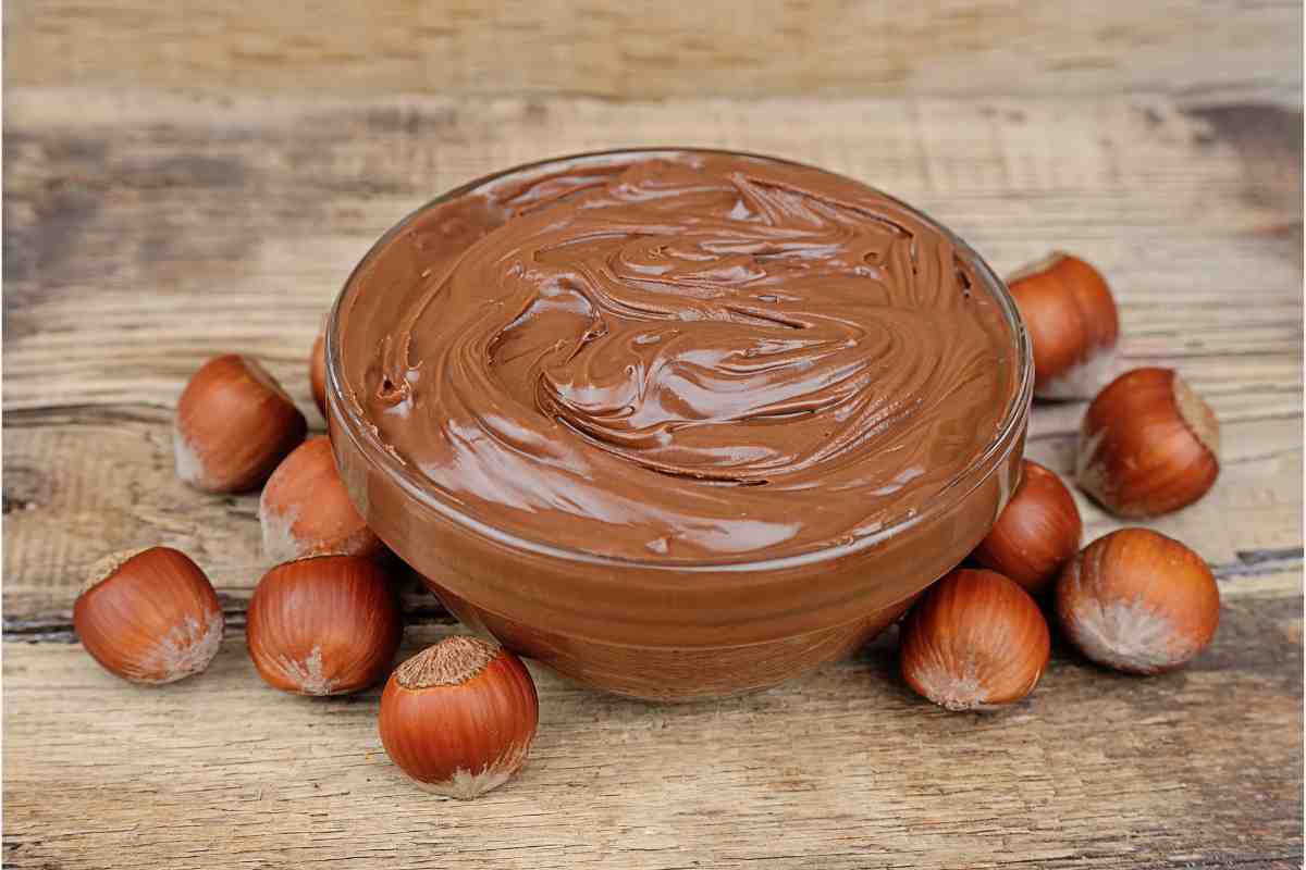 Una ciotola con crema alla nocciola light