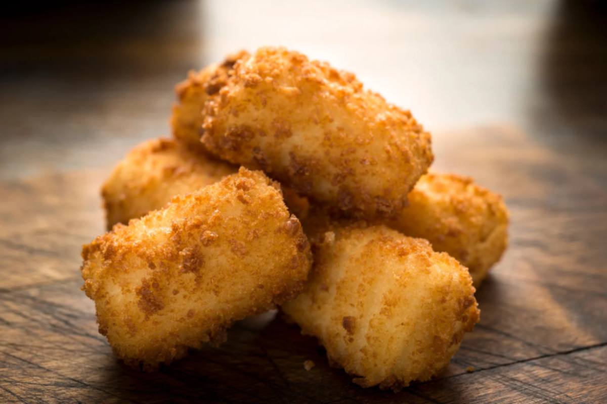 Crocchette di patate su superficie di legno