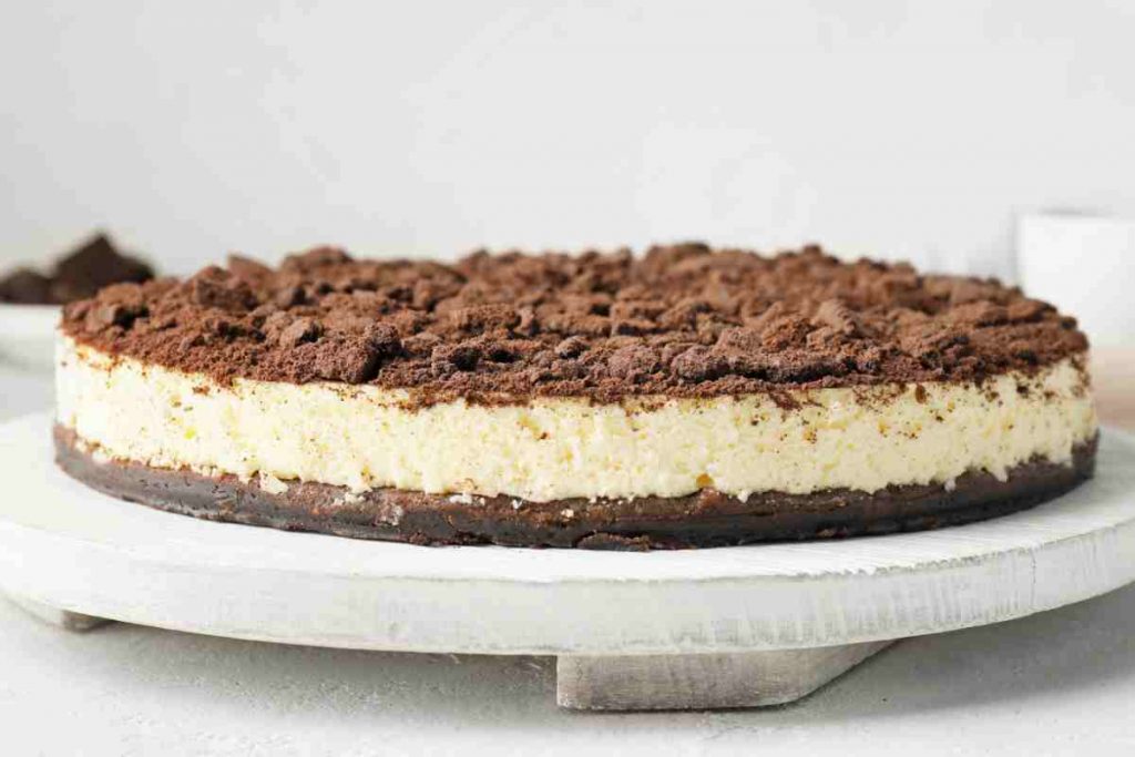 Crostata al cioccolato e menta su un'alzatina