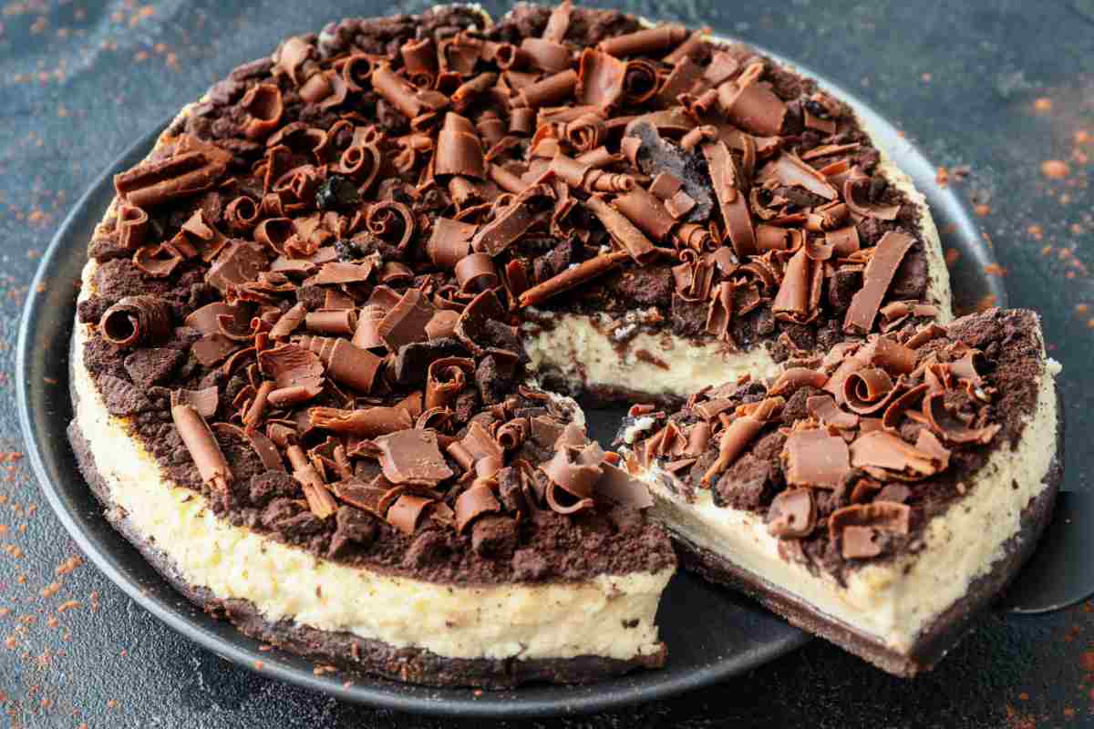 Crostata cioccolato e menta in un vassoio