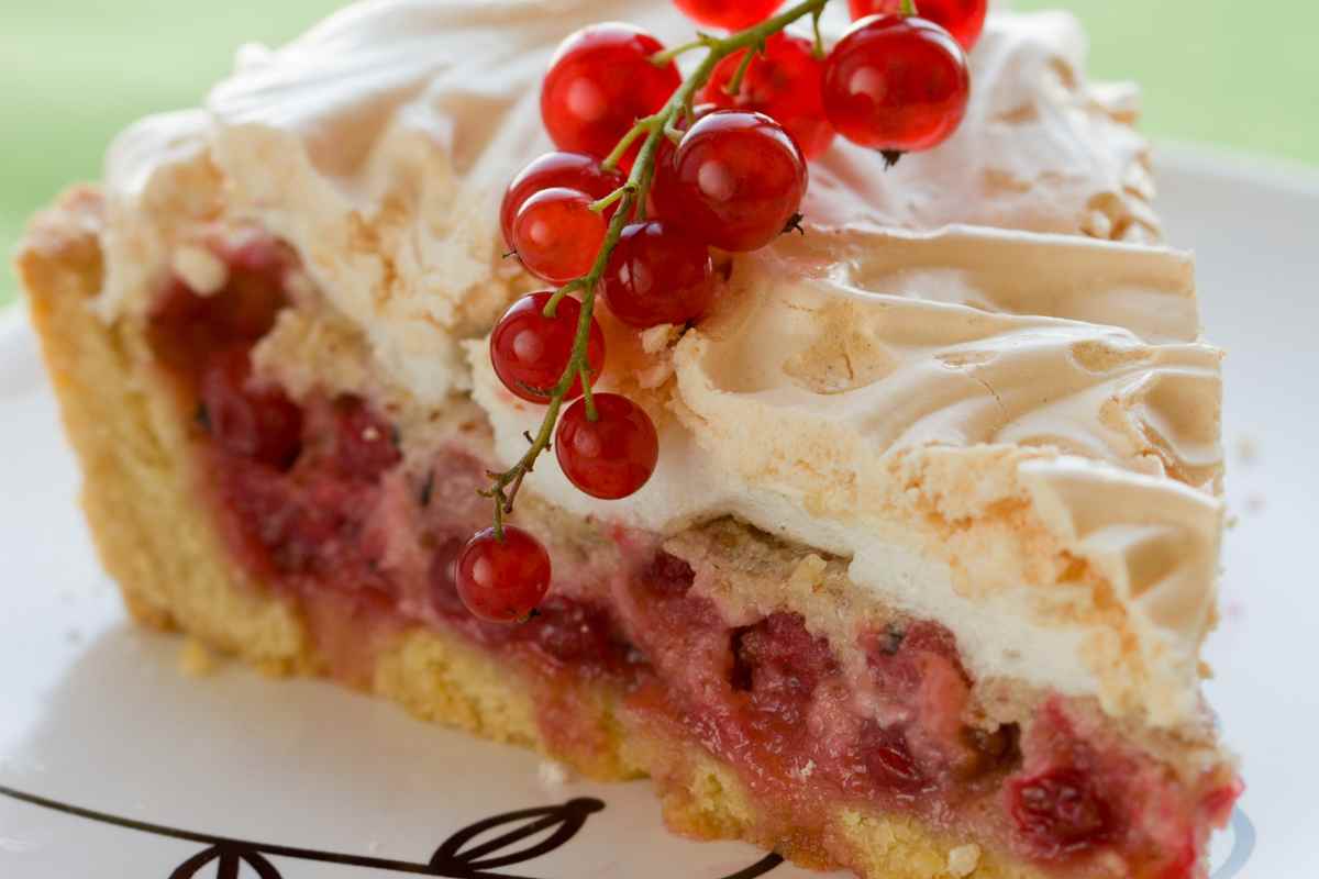 Crostata meringata con ripieno di marmellata