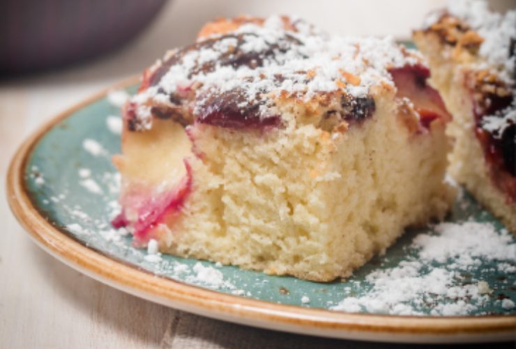 Fetta di torta con le prugne 