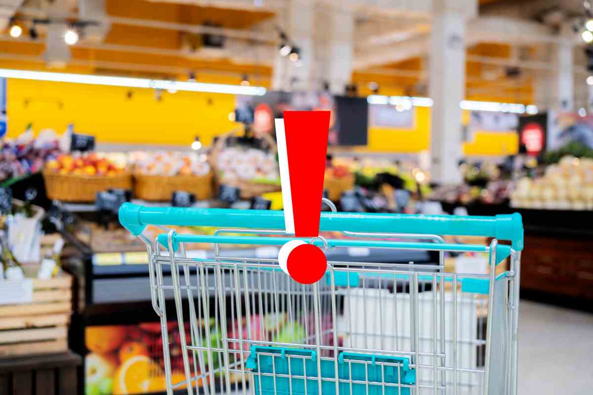 Un carrello della spesa in un supermercato