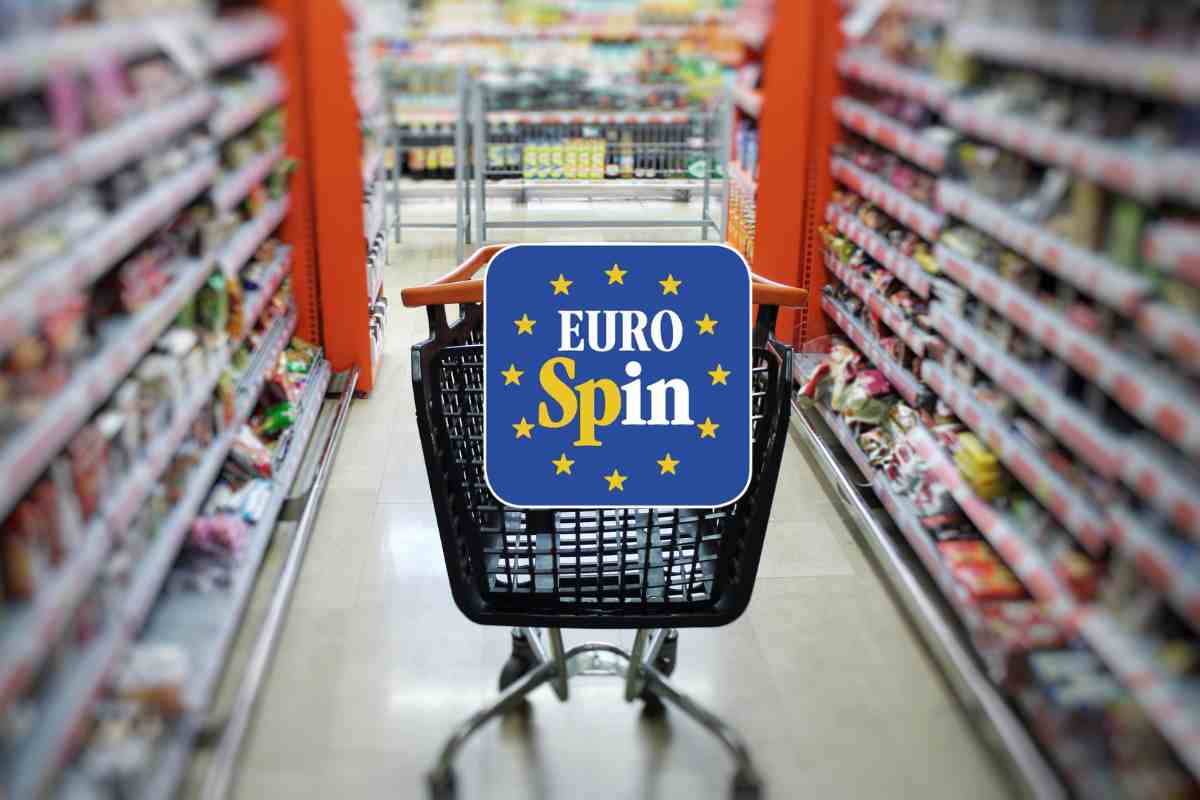 Un carrello della spesa in un punto vendita alimentare