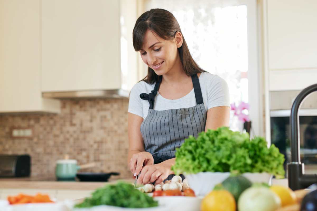 Una donna che cucina felice